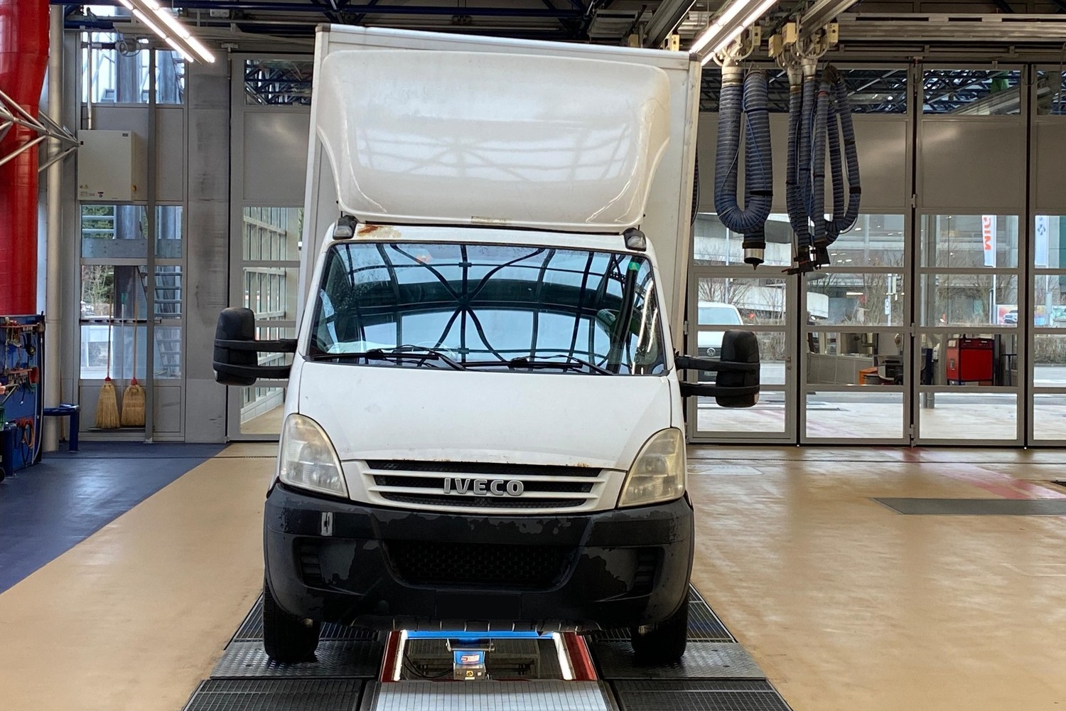 A4 Cham ZG - Schräglage, überladen, defekt – Polizei stoppt Lieferwagen