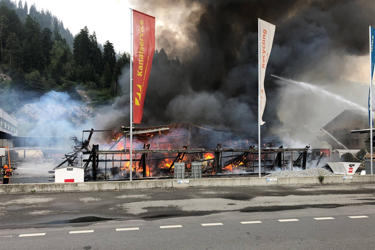 Millionenschaden in Schluein GR – Lagerhalle bei Brand komplett zerstört