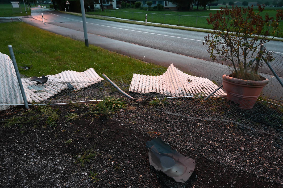 Oberriet SG – Fahrunfähig in Zaun gekracht und abgehauen