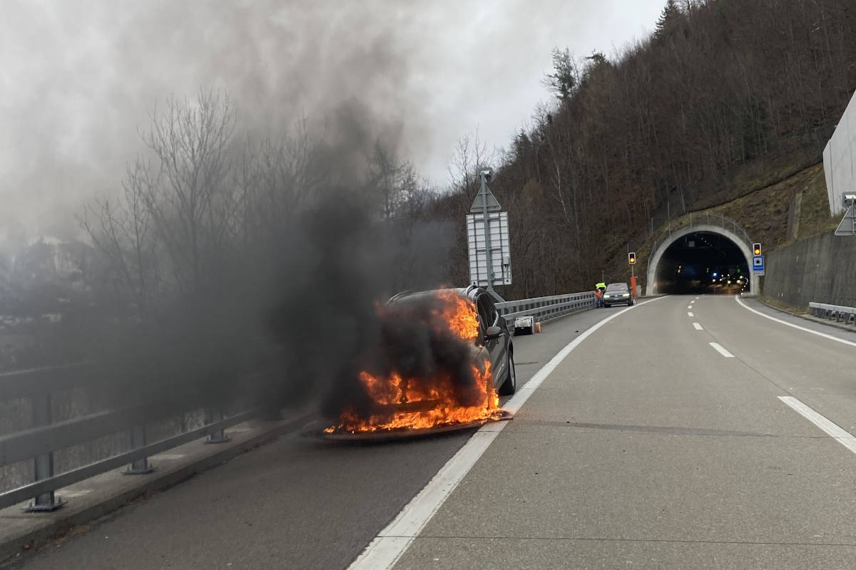 A3 Murg SG – Auto auf der Autobahn in Vollbrand