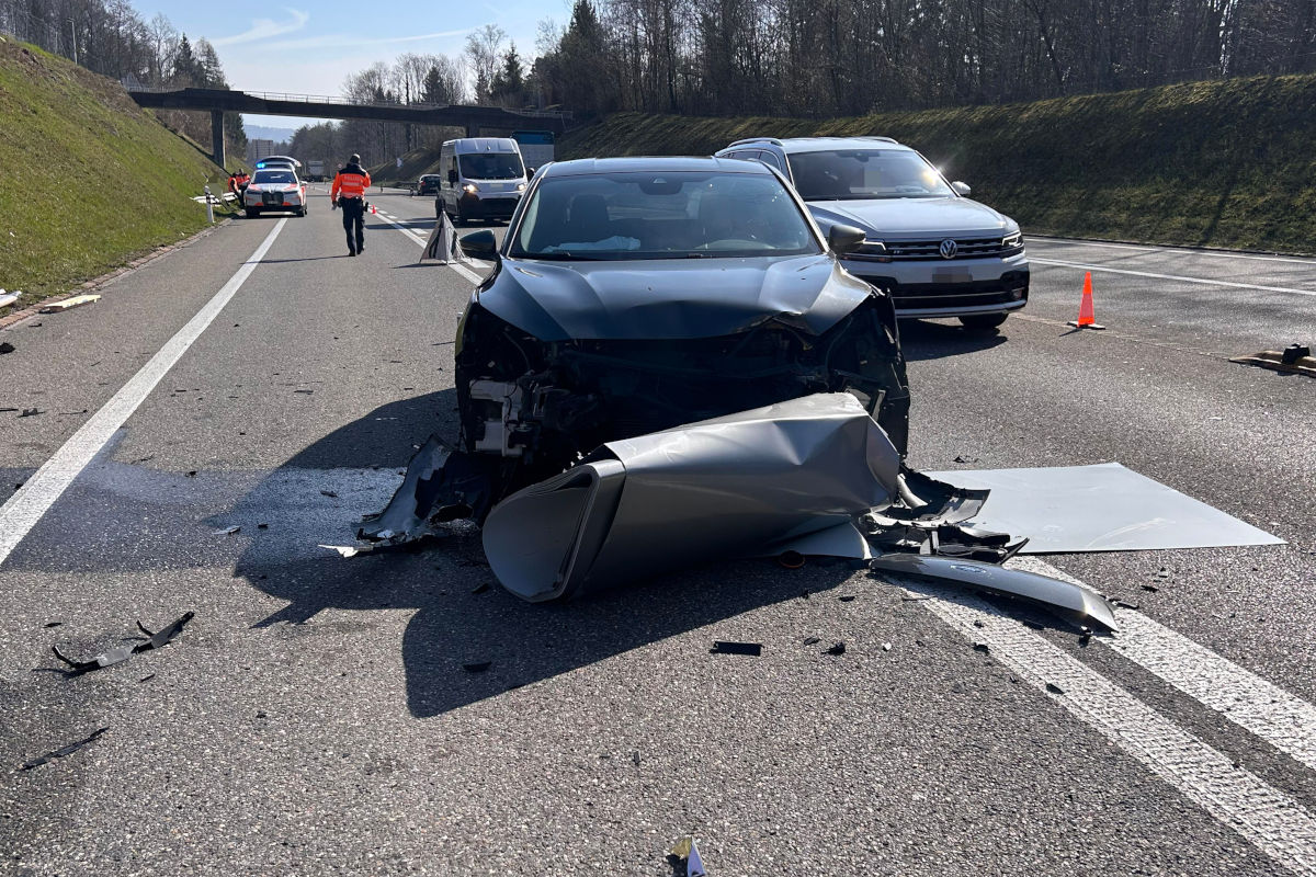 Rapperswil SG – Lkw verliert Blechrollen und verursacht Unfall