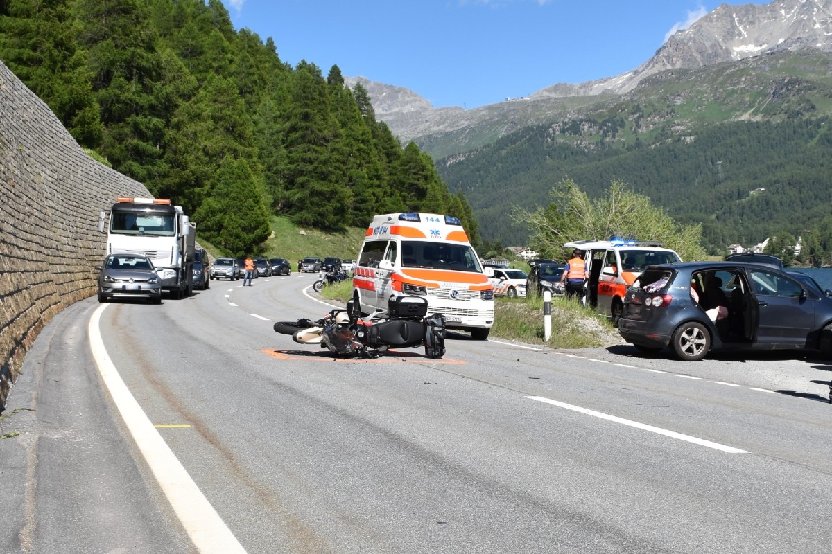 Sils im Engadin GR - Überholendes Motorrad kollidiert mit abbiegendem Auto