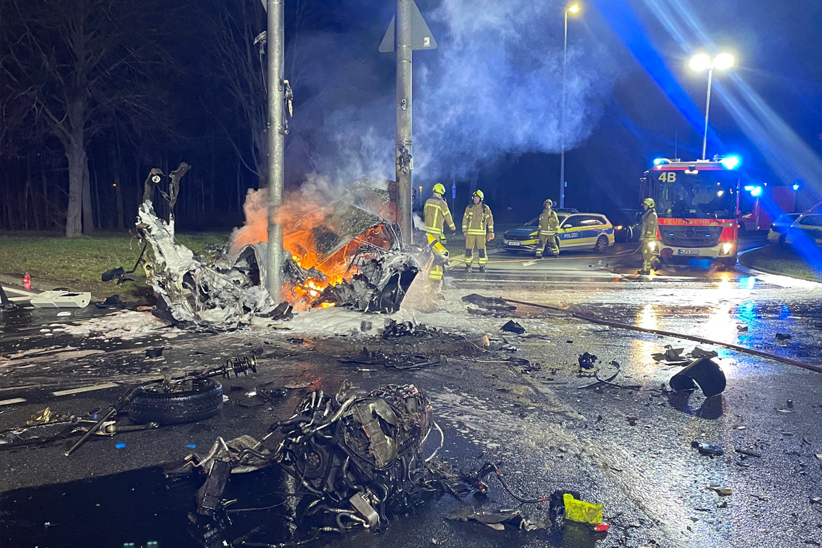 Hannover – Drei Schwerverletzte bei Unfall mit brennendem Pkw