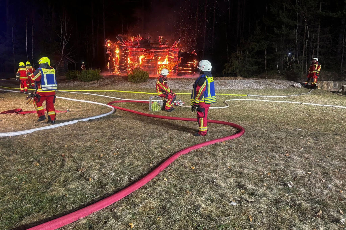 Schwarzatal – Brand einer Holzhütte im Wald