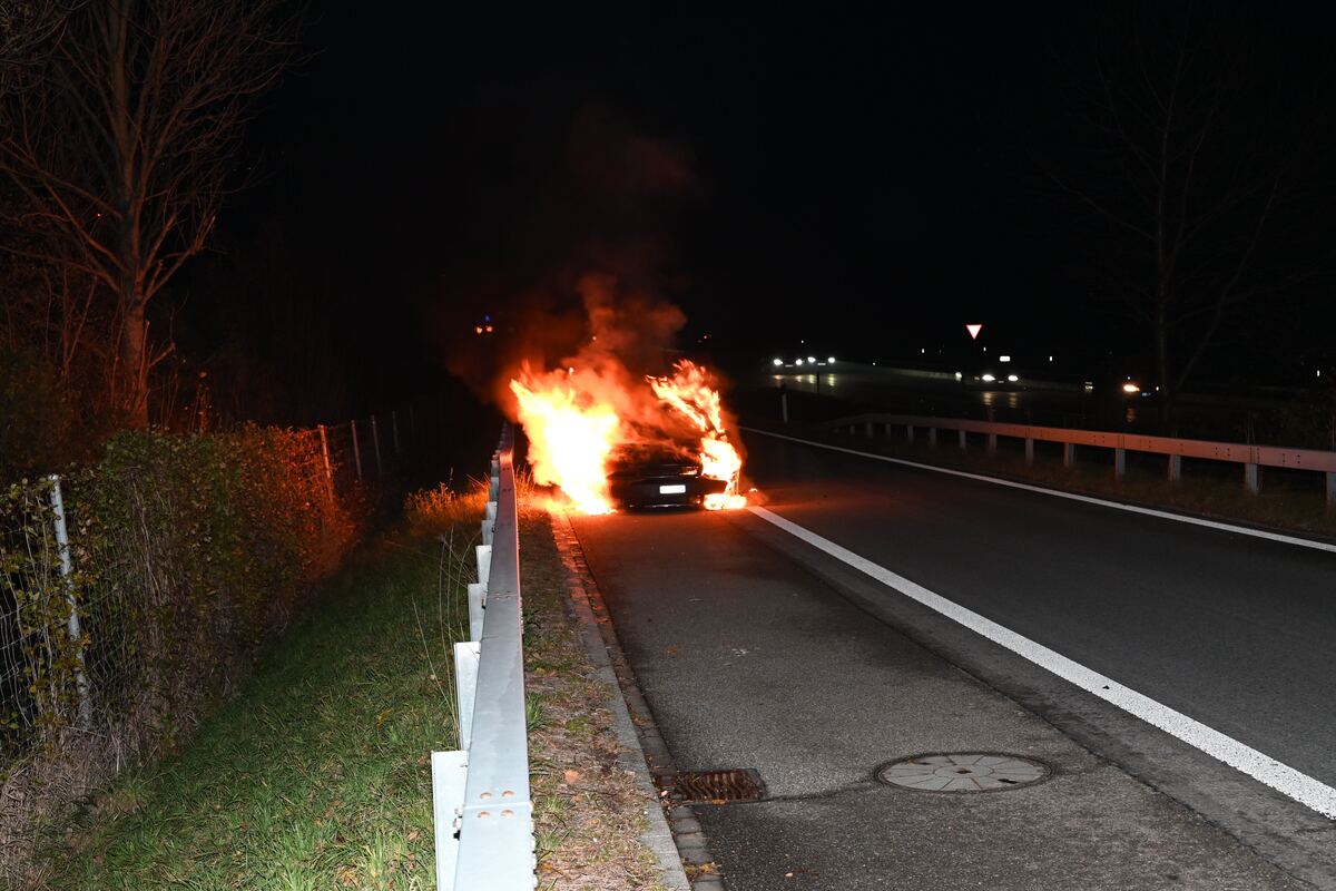 Trübbach/A13 SG - Auto in Vollbrand 