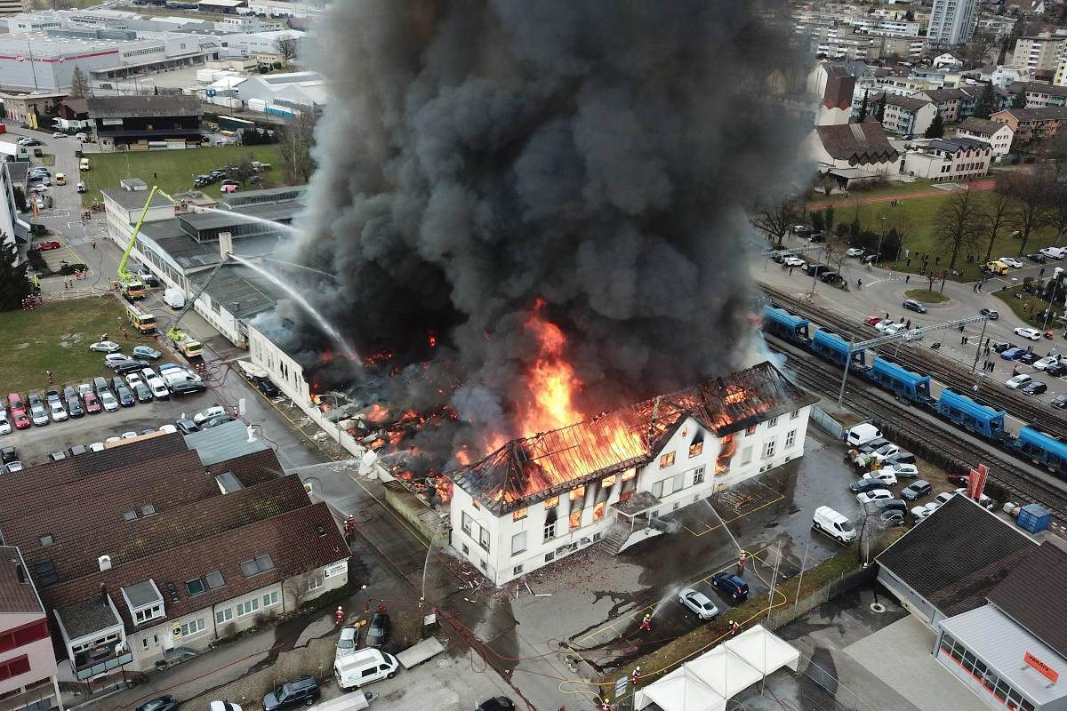 Grossbrand in Hinwil ZH – Gewerbeliegenschaft komplett niedergebrannt
