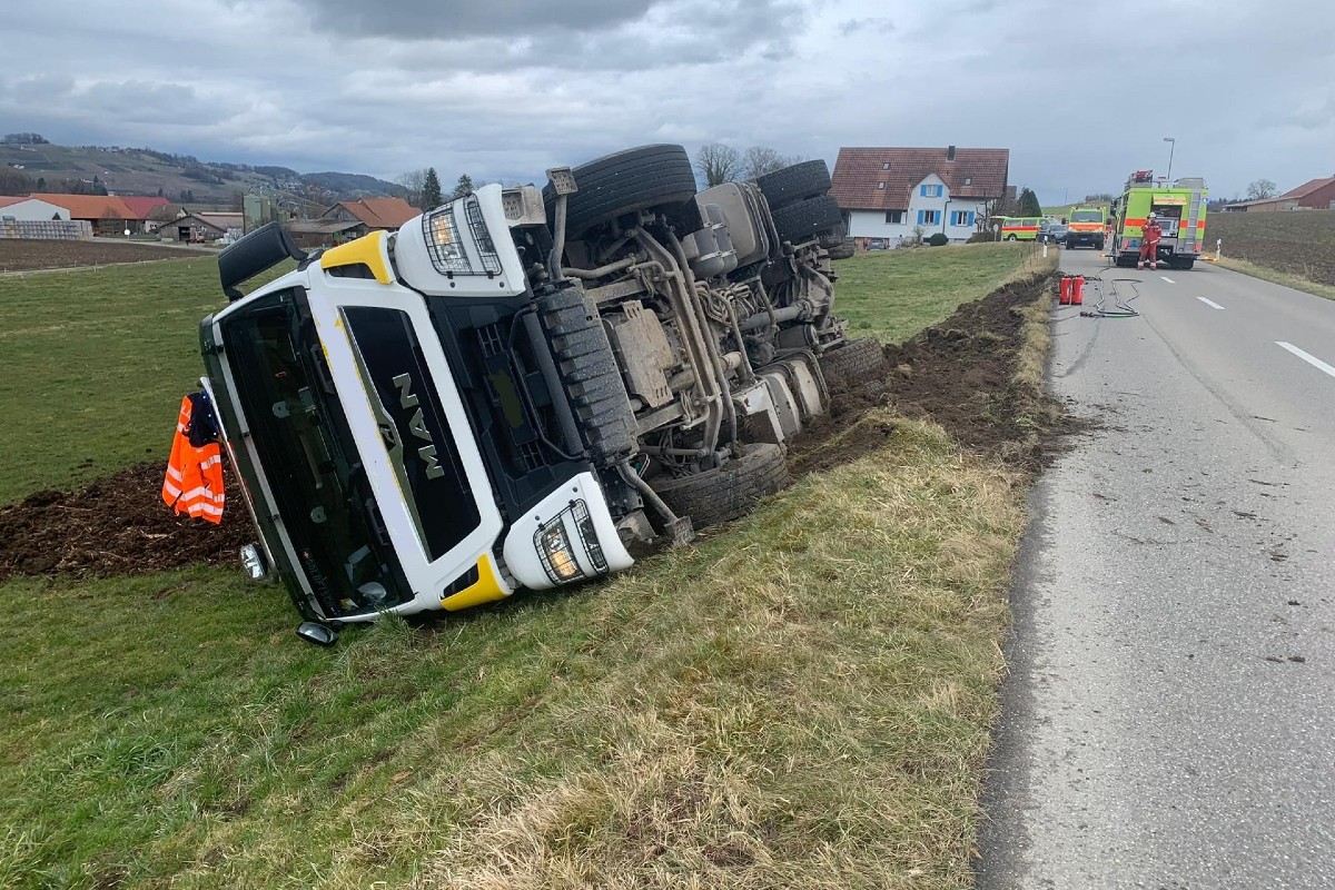 Altikon ZH - Lastwagen kippte zur Seite