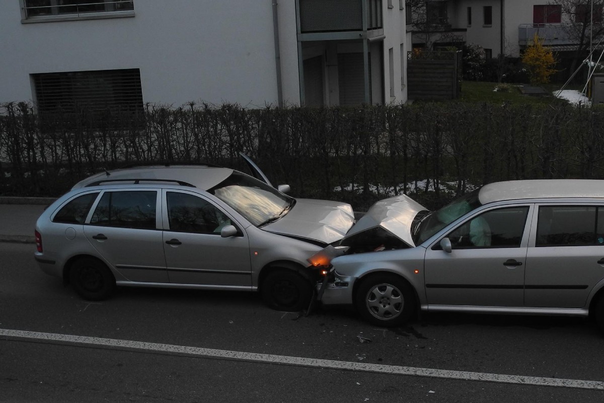 Reichenburg SZ -  Zwei Personen nach heftiger Frontalkollision verletzt!