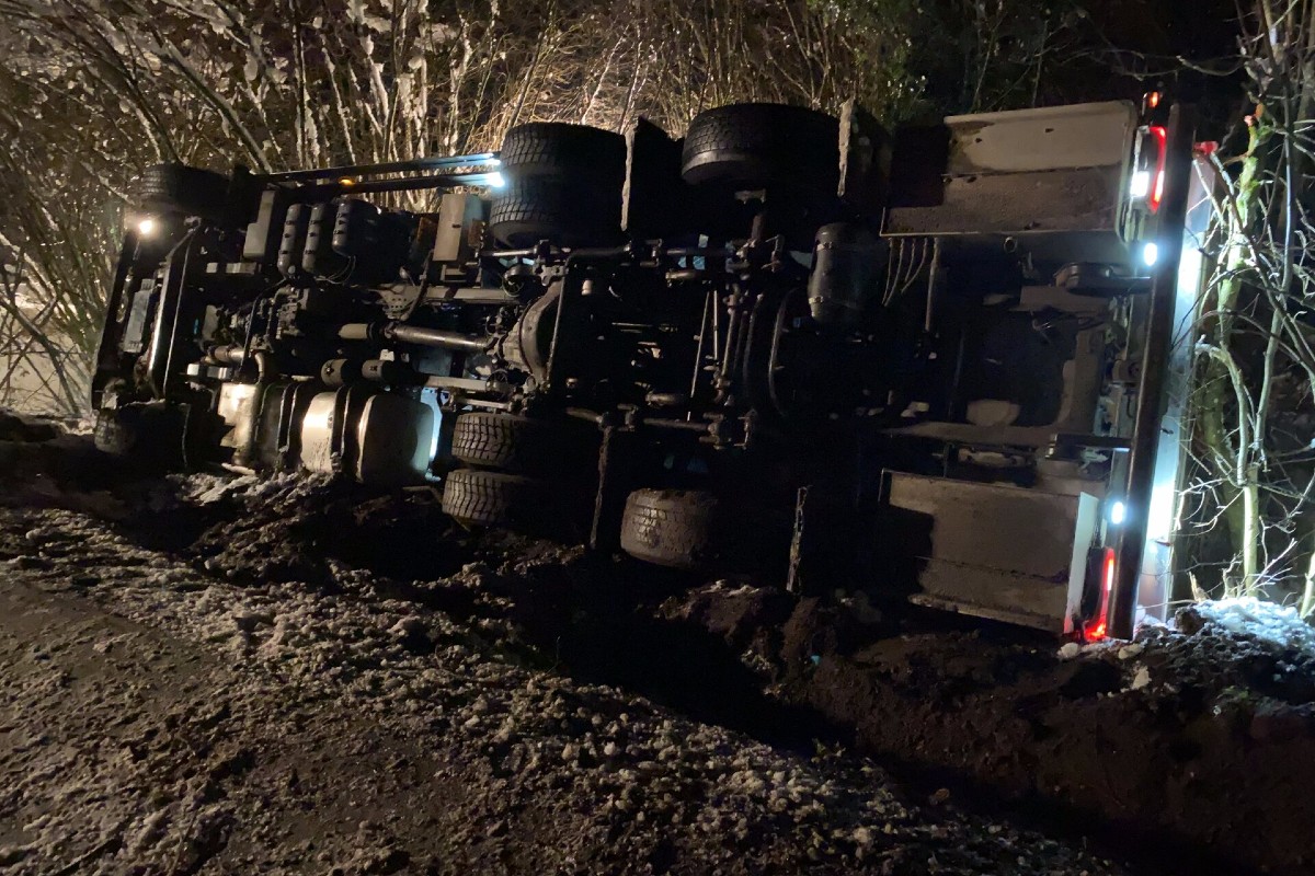 Thayngen SH - Milchtransporter kippt auf die Seite 