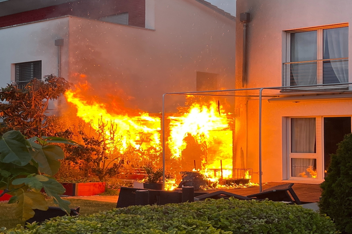 Leuggern AG - Brand im Holzanbau breitet sich aus 