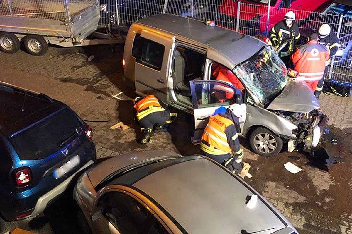 Würselen - 23-Jähriger unter Alkohol zerstört mehrere parkende Autos