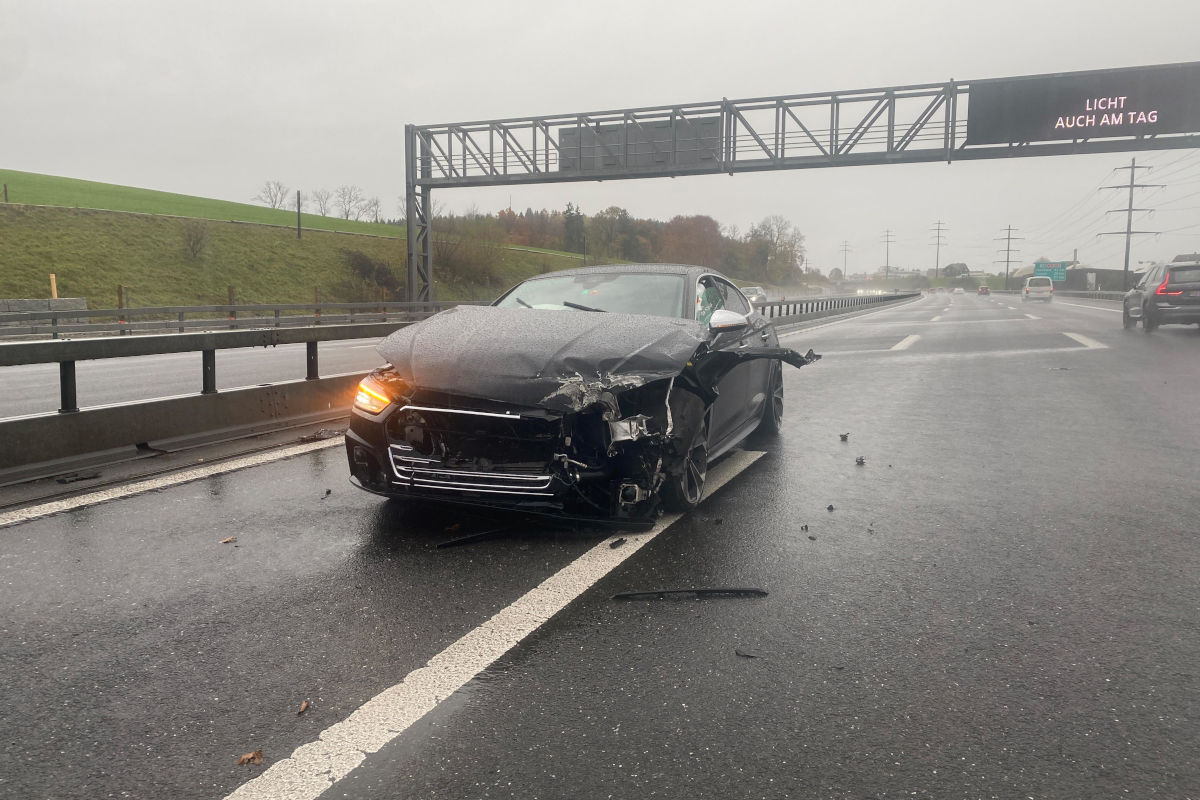A4 Lindencham ZG – Auto prallte bei Unfall gegen Leitplanke 