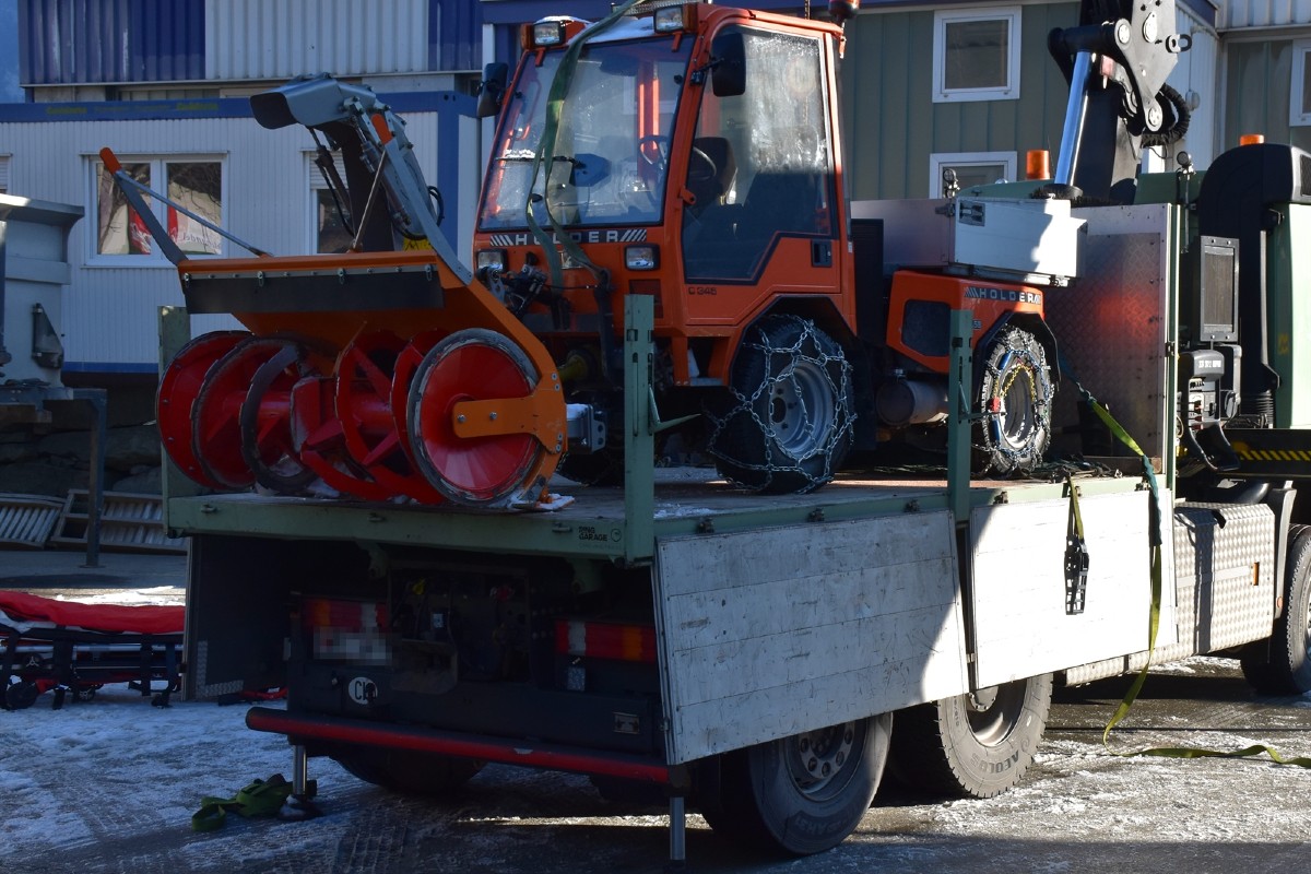 Thusis GR - Lastwagenchauffeur stürzt von Ladebrücke