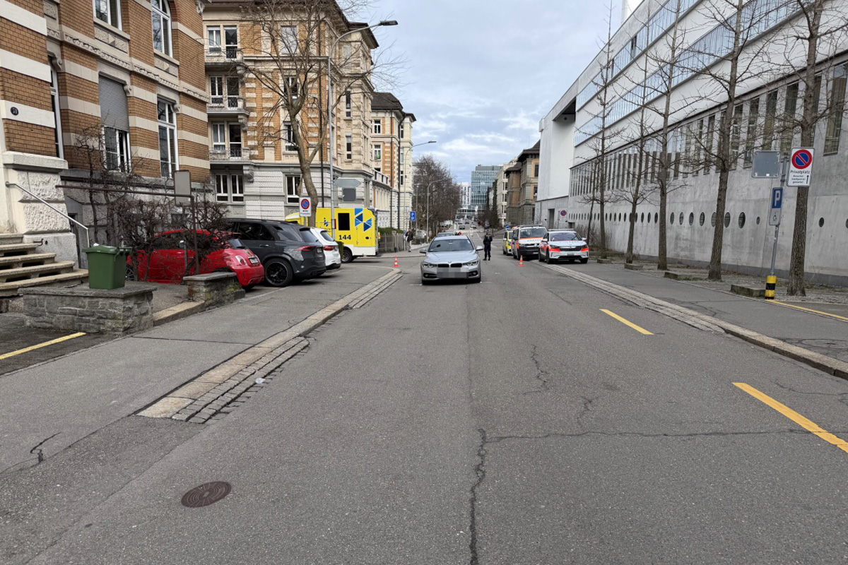 St. Gallen SG - Lenker erfasst Fussgängerin beim Rückwärtsfahren