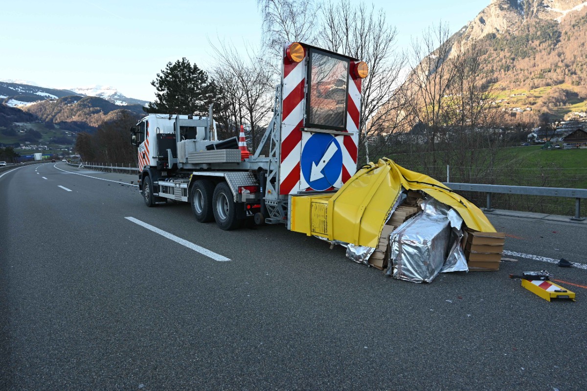 Mels SG - Lieferwagen knallt in Prellbock-Anhänger