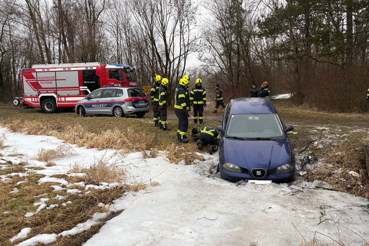 Hörsching – Lenker landet in Bach und verlässt Unfallstelle