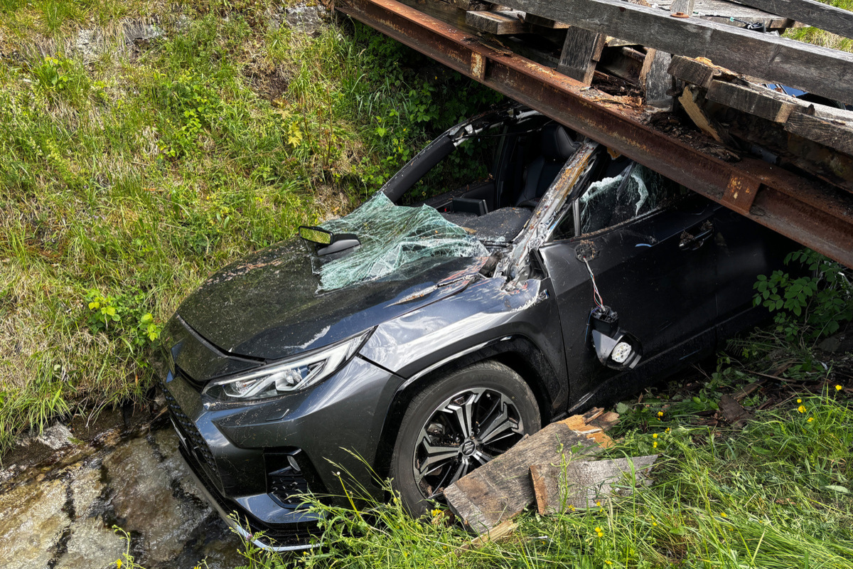 Schattenhalb BE – Auto kracht bei schwerem Unfall in Brücke