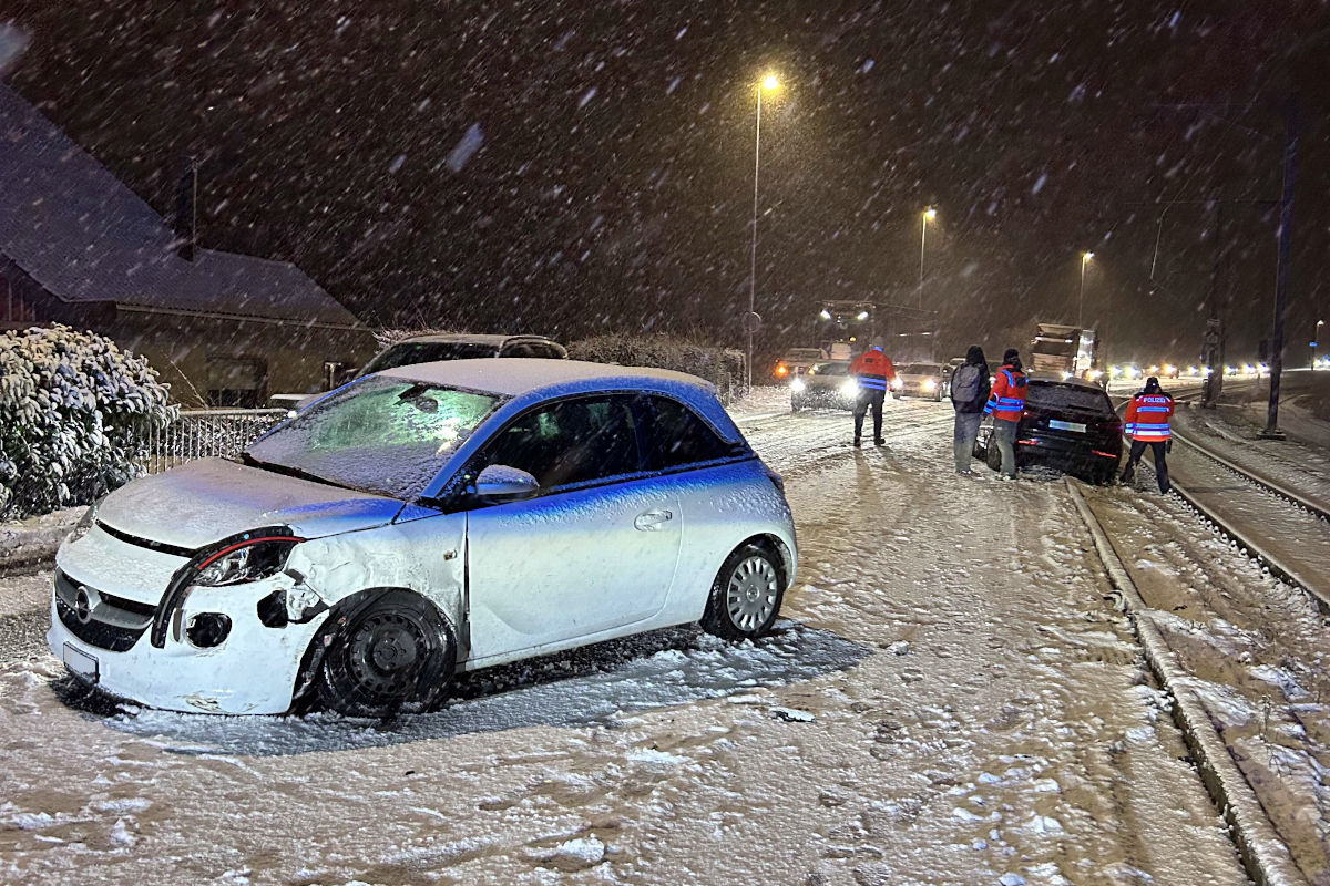 Lenzburg AG – Schneebedeckte Strasse führt zu Unfall