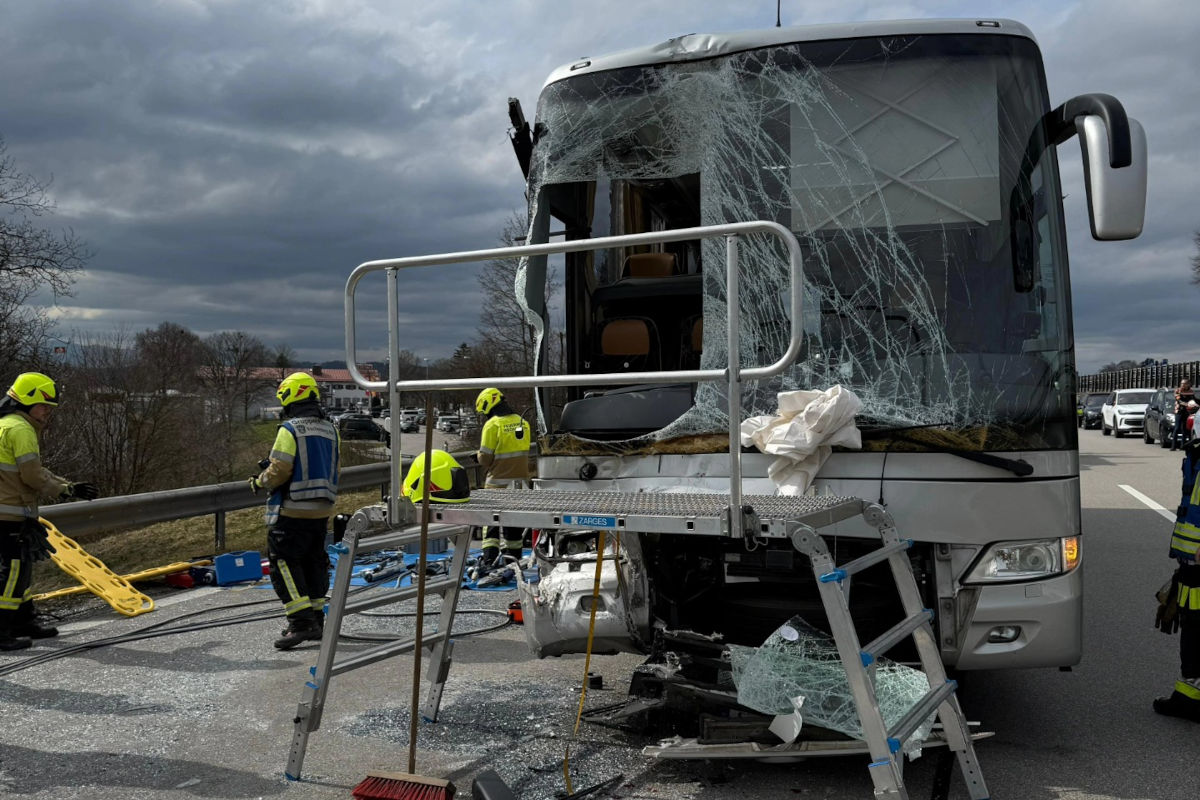 Irschenberg – Unfall zwischen zwei Reisebussen auf der A8