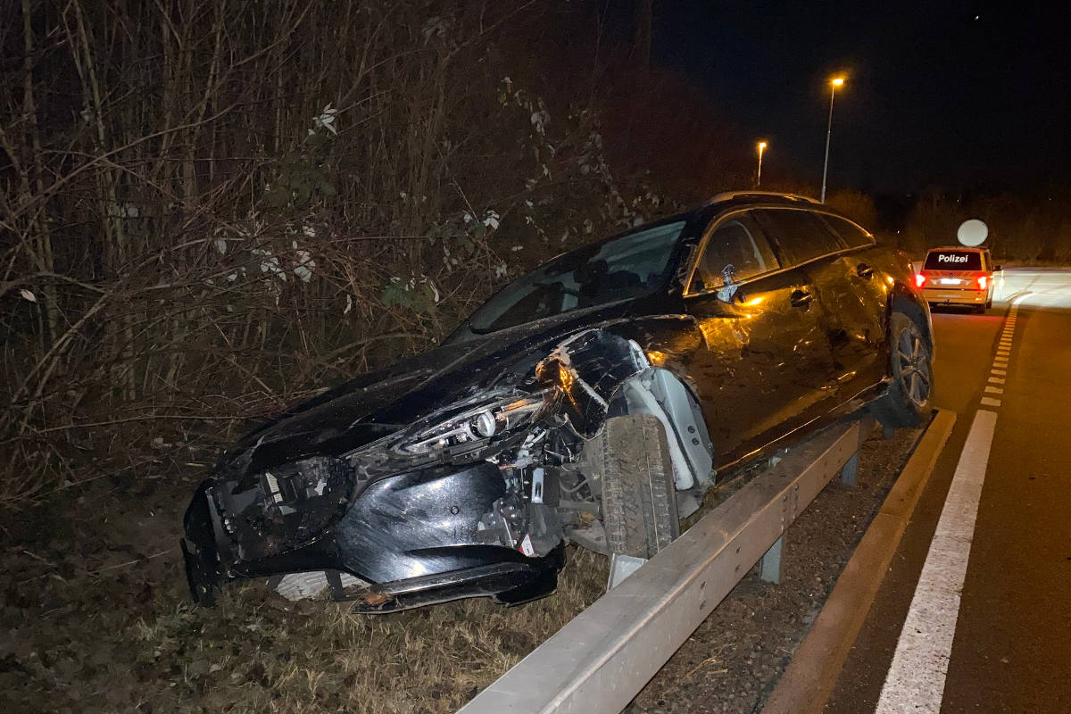 A4 Cham ZG – Leitplanke stoppt alkoholisierten Lenker