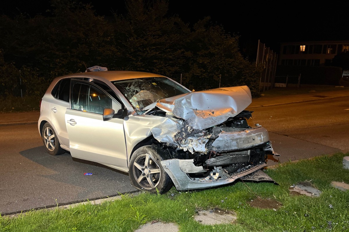 Rüttenen SO - Auto prallt bei Selbstunfall in Hausmauer – zwei erheblich verletzte Minderjährige im Auto verweigern Aussagen