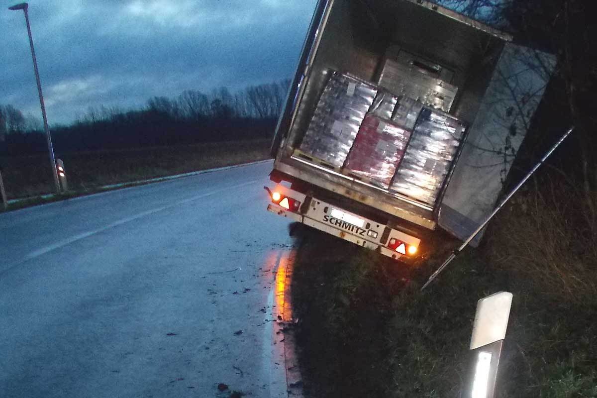 Minden - Alkoholisierter Lkw-Fahrer landet in Straßengraben
