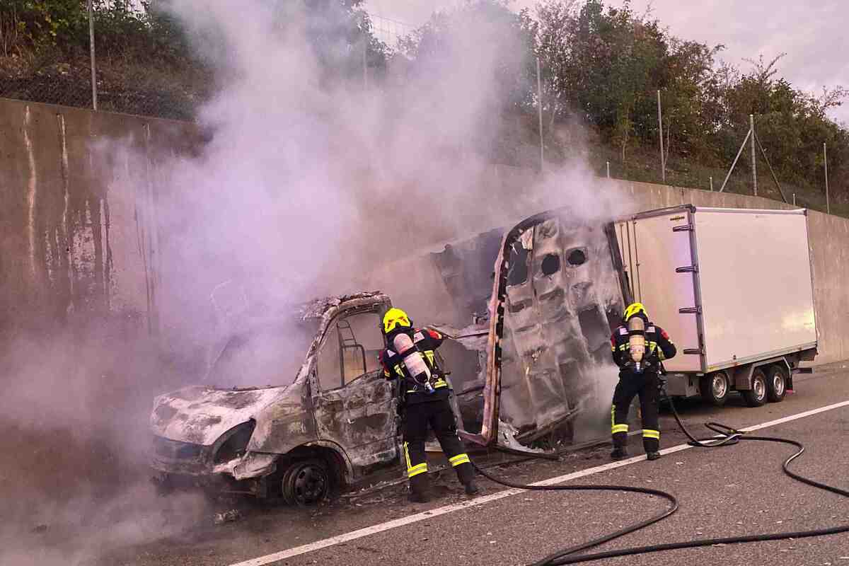 A1 bei Härkingen SO - Lieferwagen auf dem Pannenstreifen ausgebrannt
