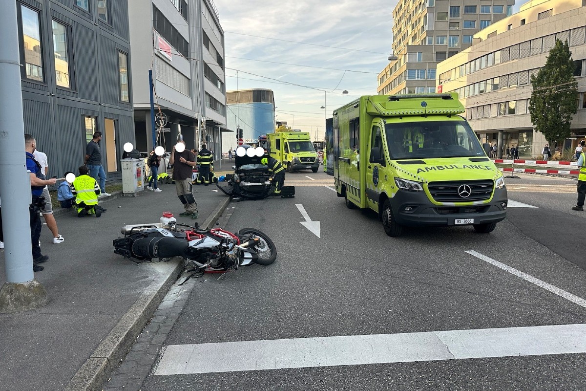 Stadt Basel - Zwei Verletzte nach heftiger Frontalkollision