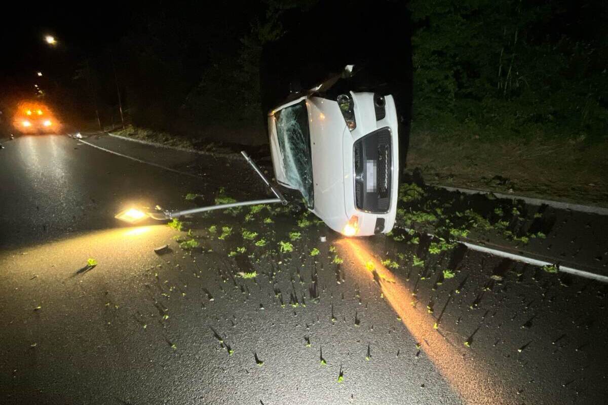 Witterswil SO – Selbstunfall nach Sekundenschlaf – Auto kippt auf Seite