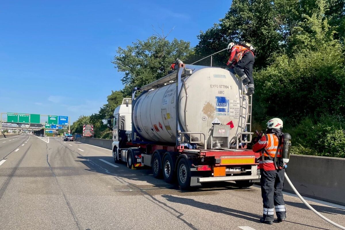 Pratteln BL - Autobahn A2 aufgrund von Essigsäure gesperrt