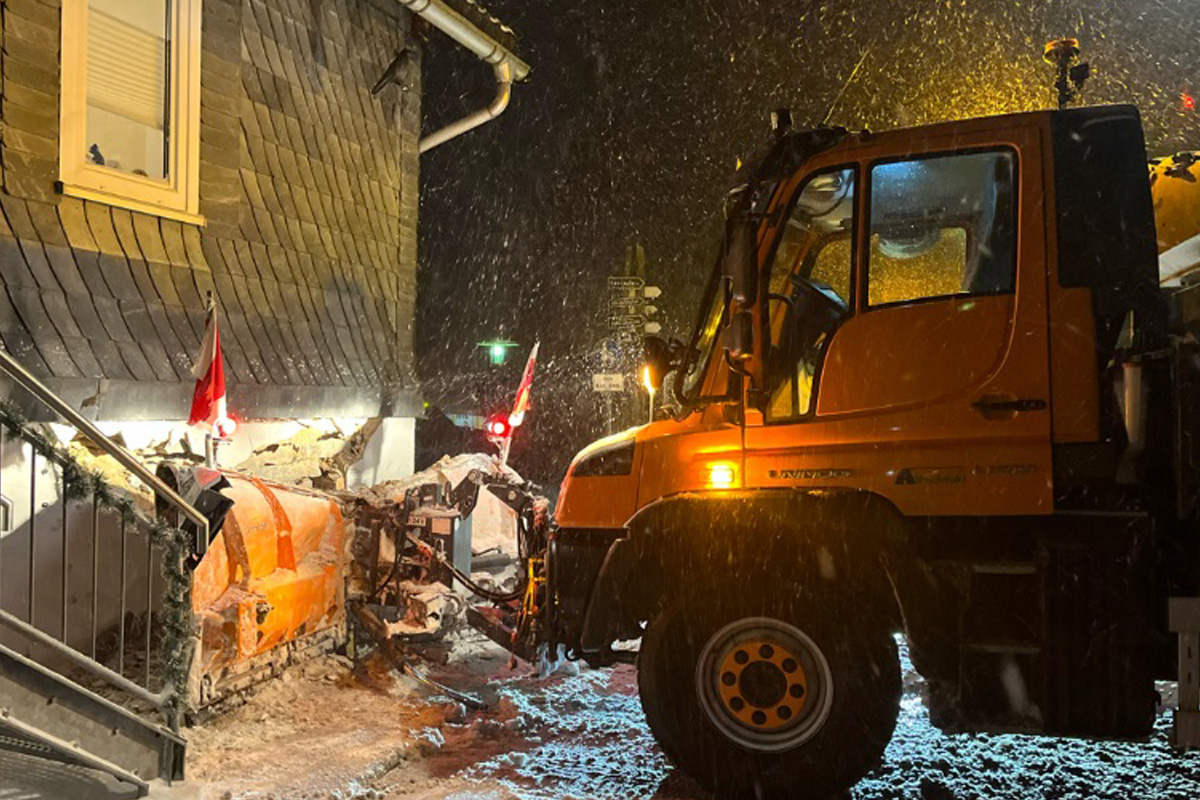 Neuhaus am Rennweg – Räumfahrzeug kollidiert mit Wohnhaus