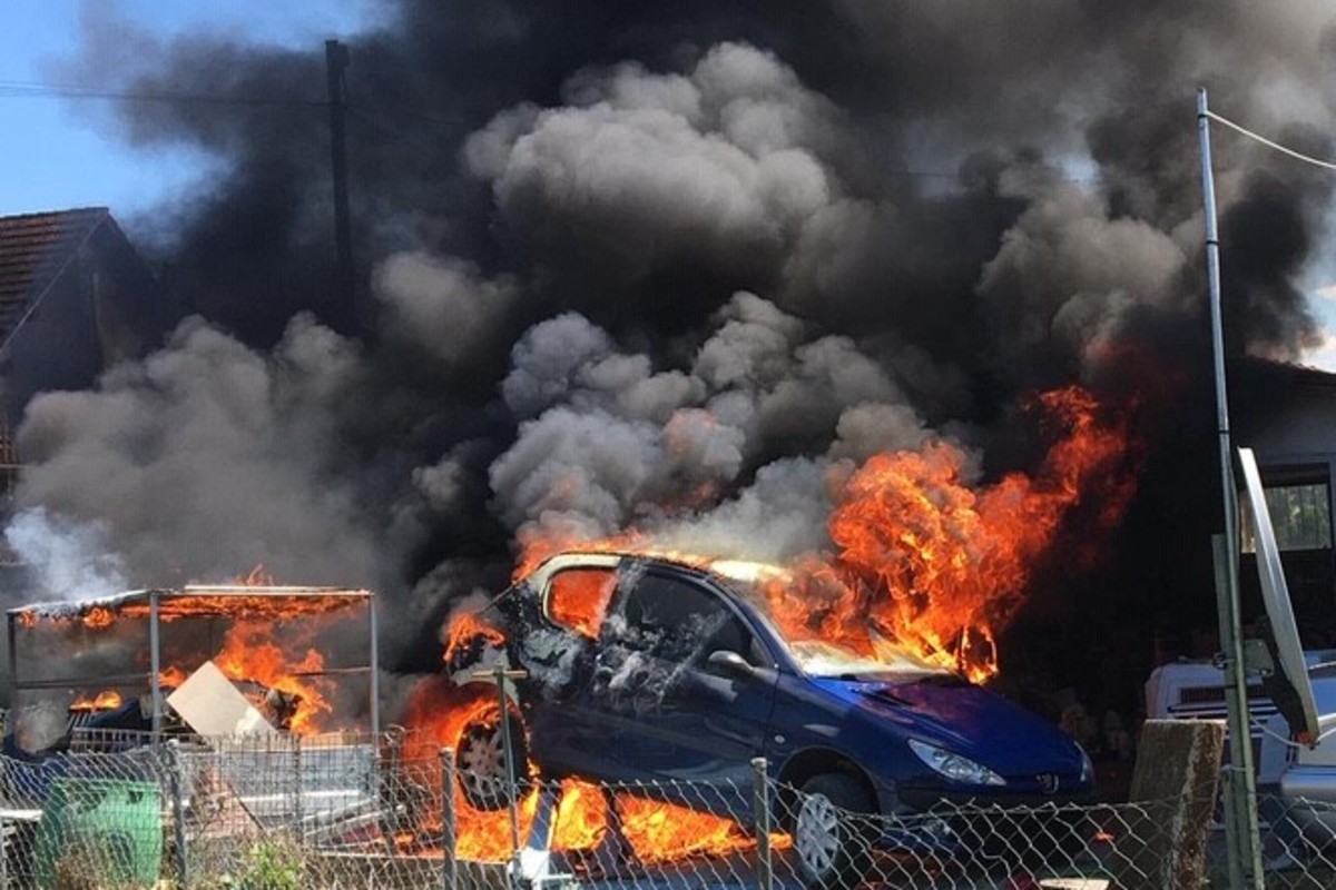 Dramatische Momente heute in Siegershausen TG - Auto gerät komplett in Brand - zwei Männer verletzten sich!