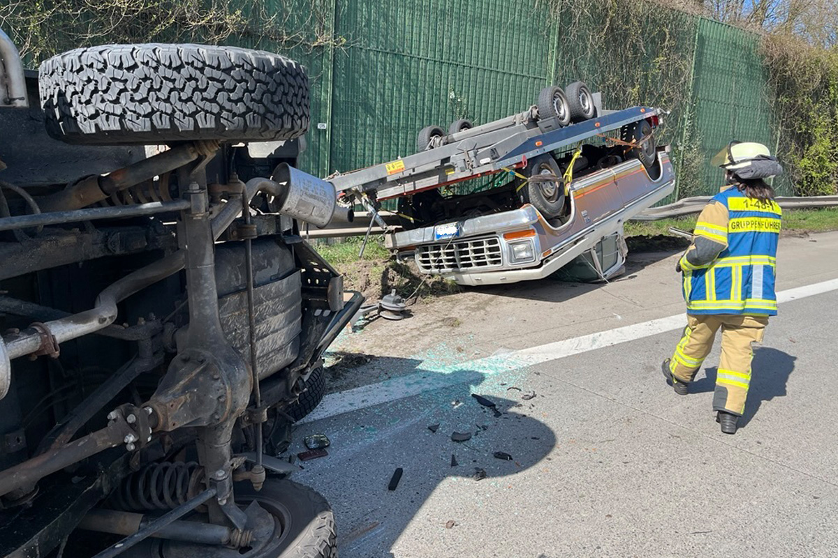 A27 Bremerhaven – Gespann mit Oldtimer überschlägt sich