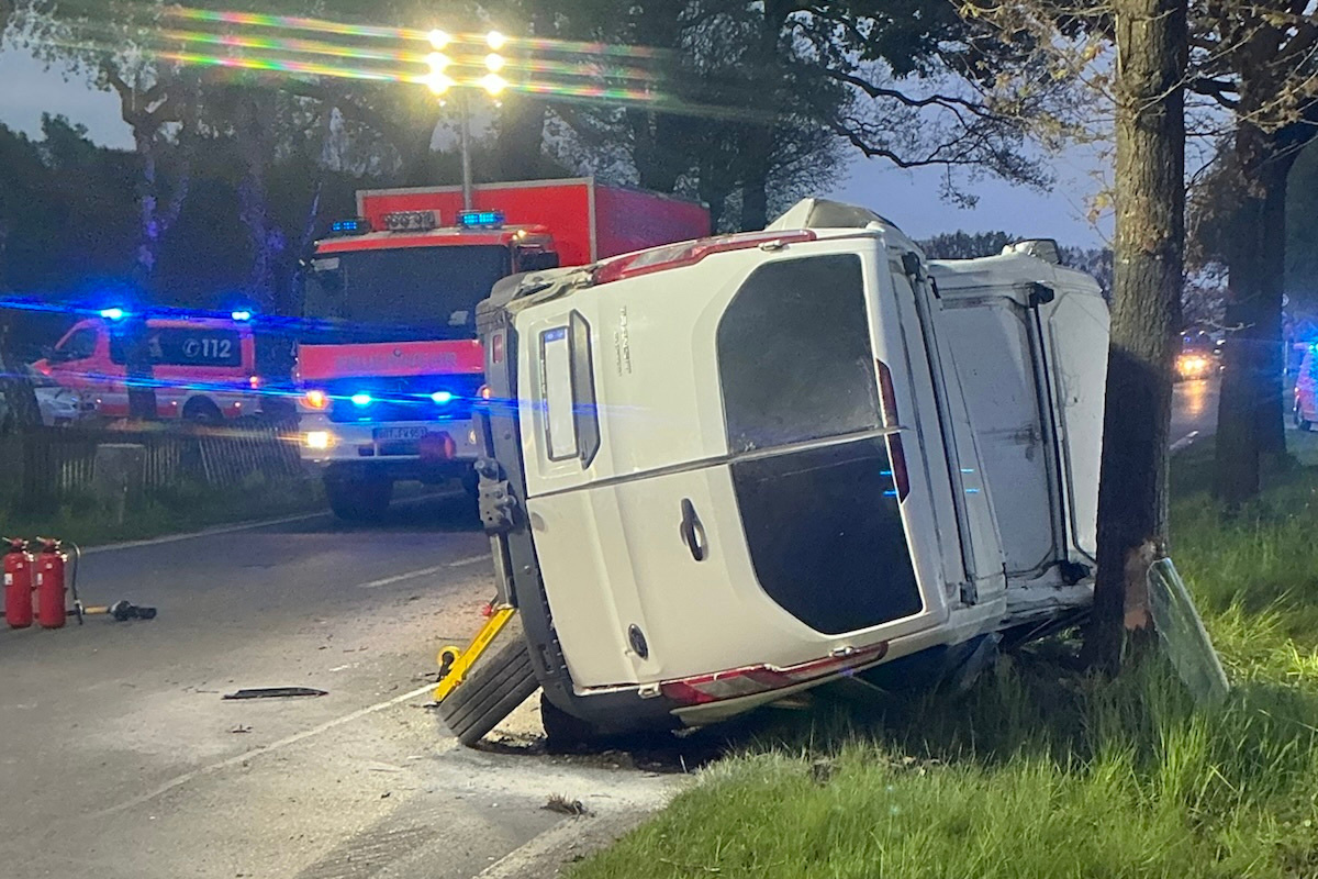 Bottrop – Transporter kippt nach Unfall um