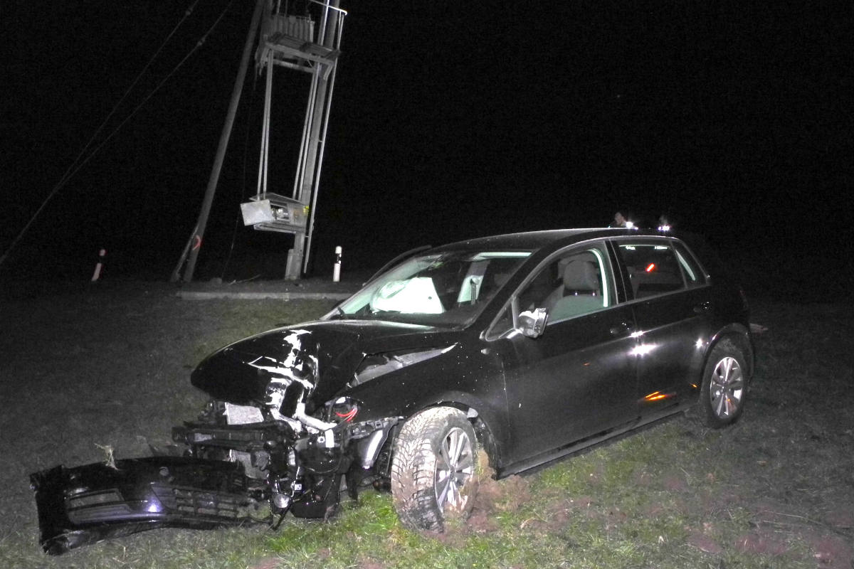 Steinen SZ – Personenwagen kollidiert mit Strommasten