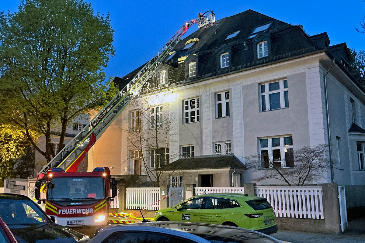 München – Dachstuhlbrand in Mehrfamilienhaus