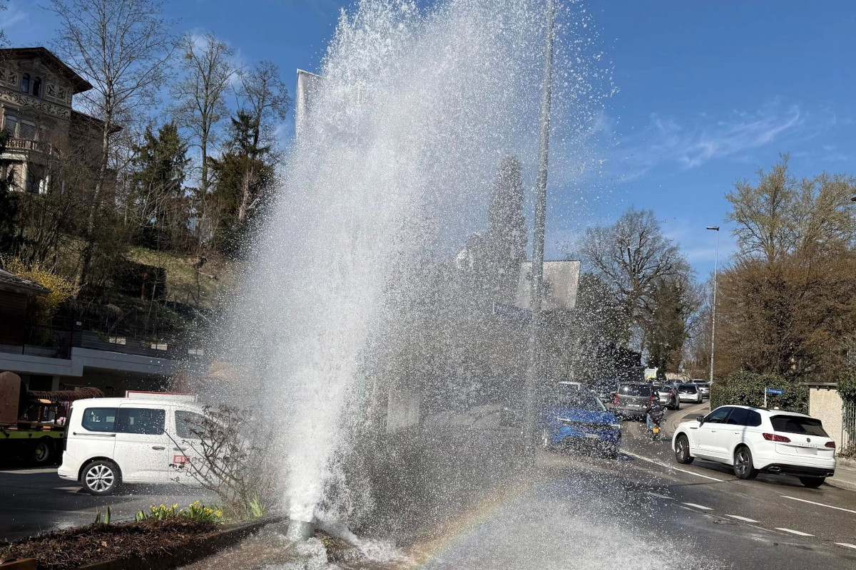 Schaffhausen – Lastwagen kracht bei Unfall in Hydranten