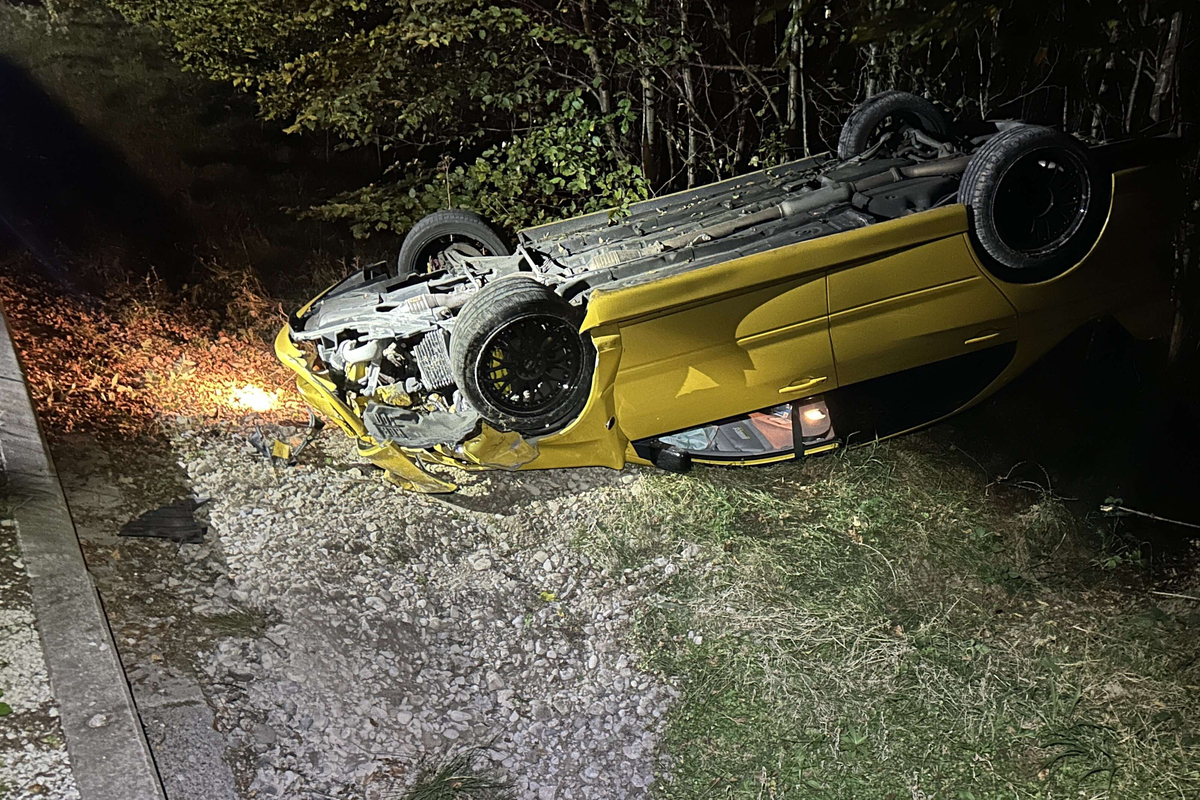 Habsburg AG - Sportwagen landet bei Unfall auf dem Dach