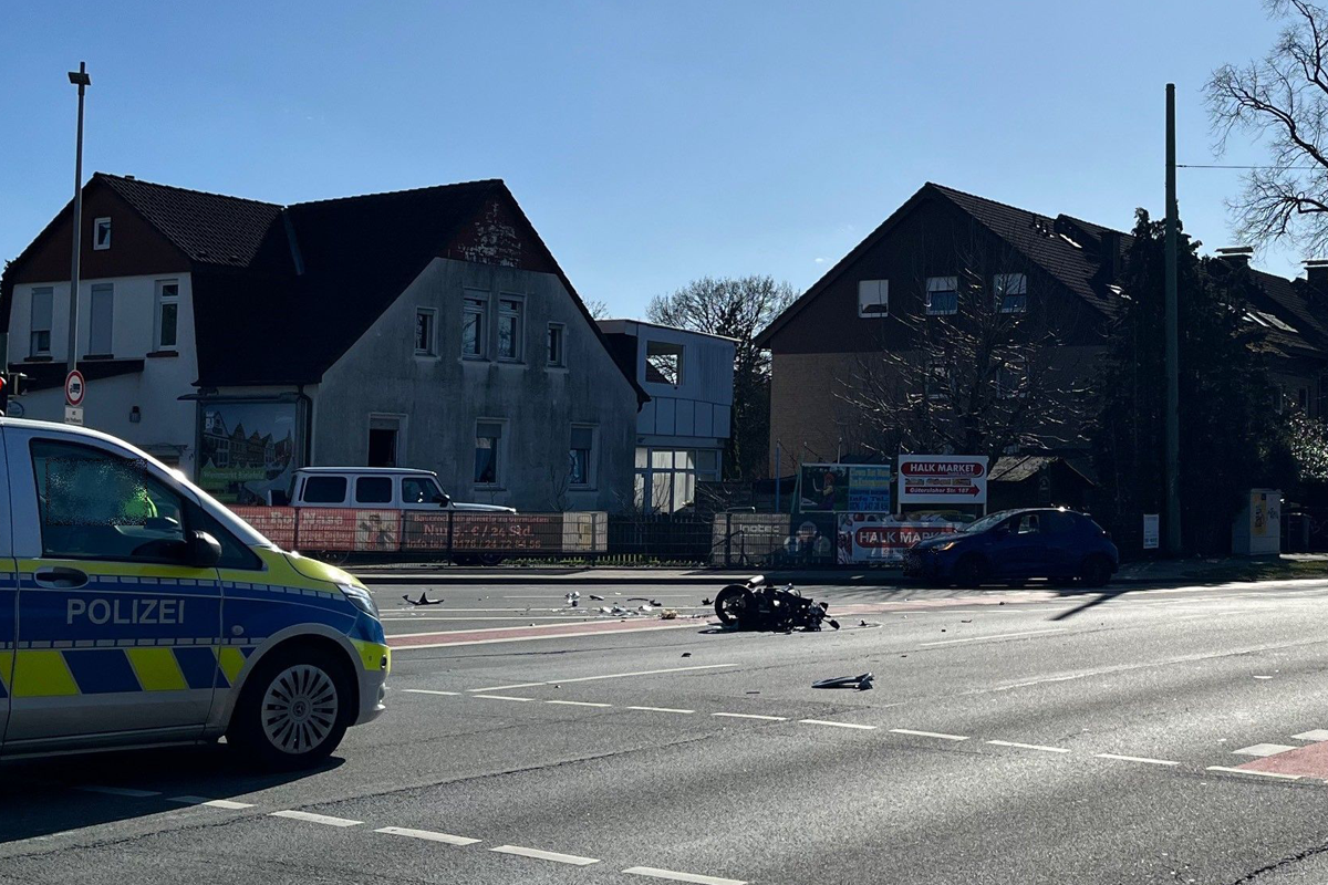 Bielefeld – Schwerverletzter Motorradfahrer nach Unfall mit Pkw