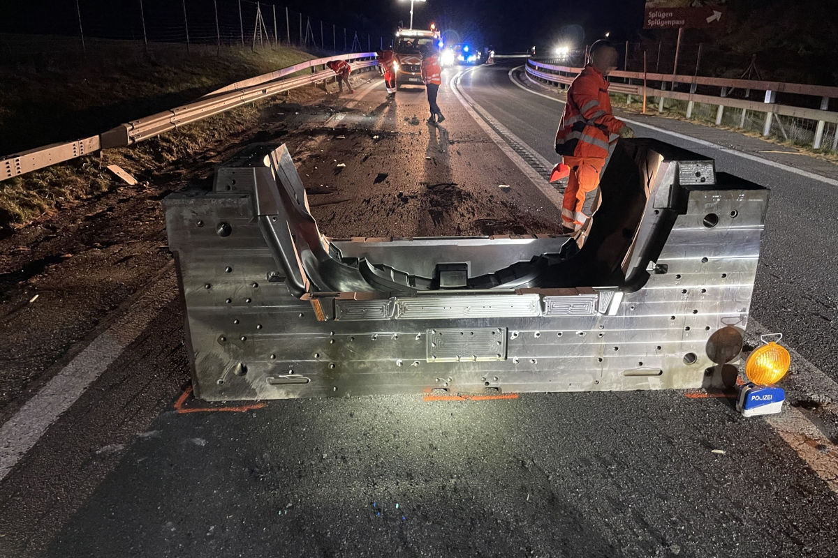 A13 Splügen GR – Sattelschlepper verliert schwere Ladung