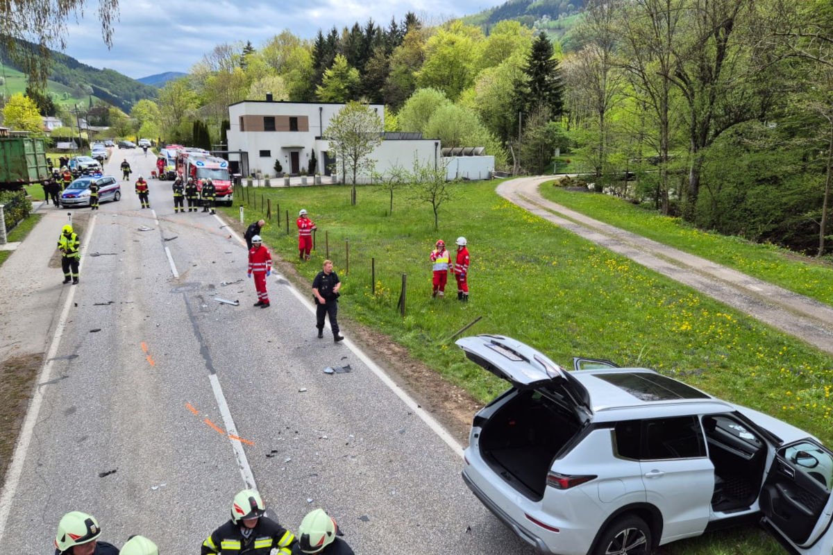 Penz – Lenker eingeklemmt bei Unfall zwischen Pkw und Lkw