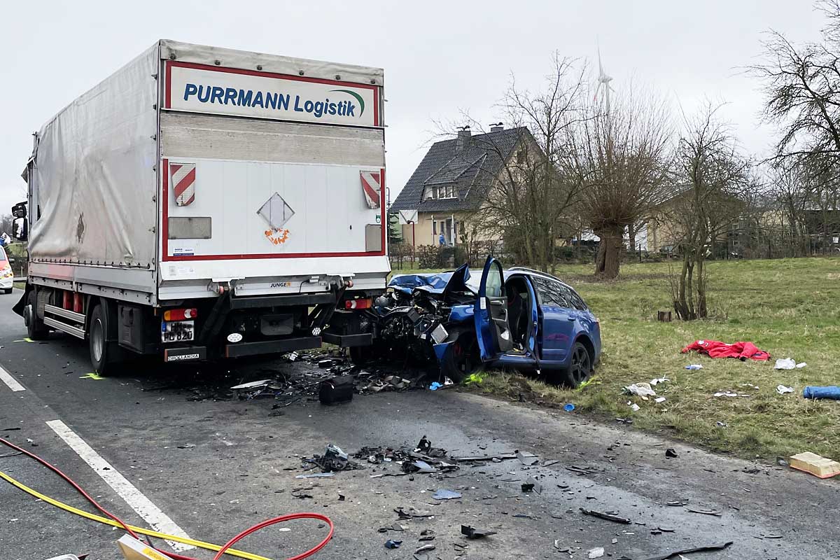 Lage - PKW-Fahrerin prallt frontal gegen Lkw