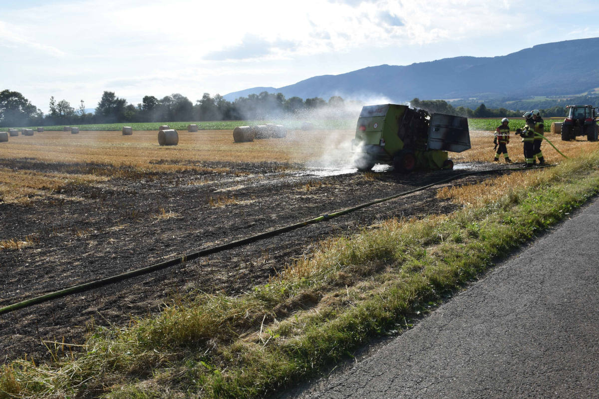 Bellach SO – Feuerwehreinsatz wegen Brand einer Rundballenpresse