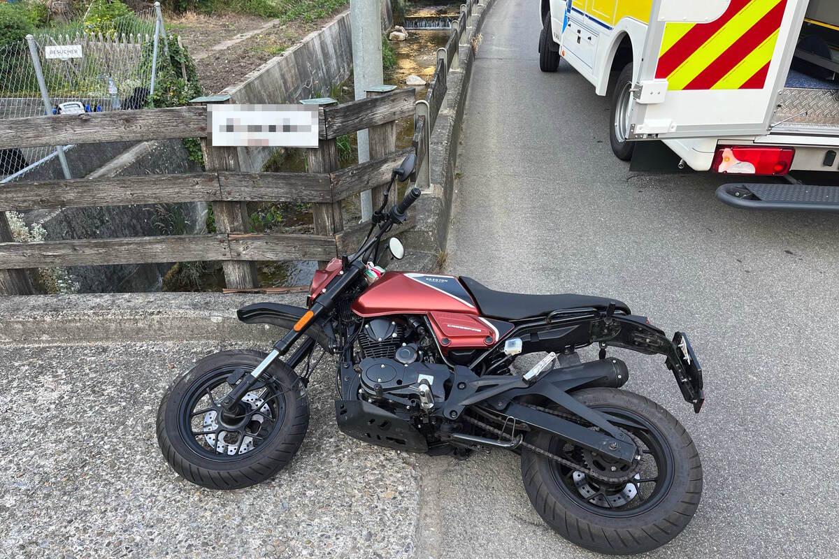 Unfall in Zuzwil SG  - 16-jährige Motorradfahrerin stürzt nach Unfall in den Bach