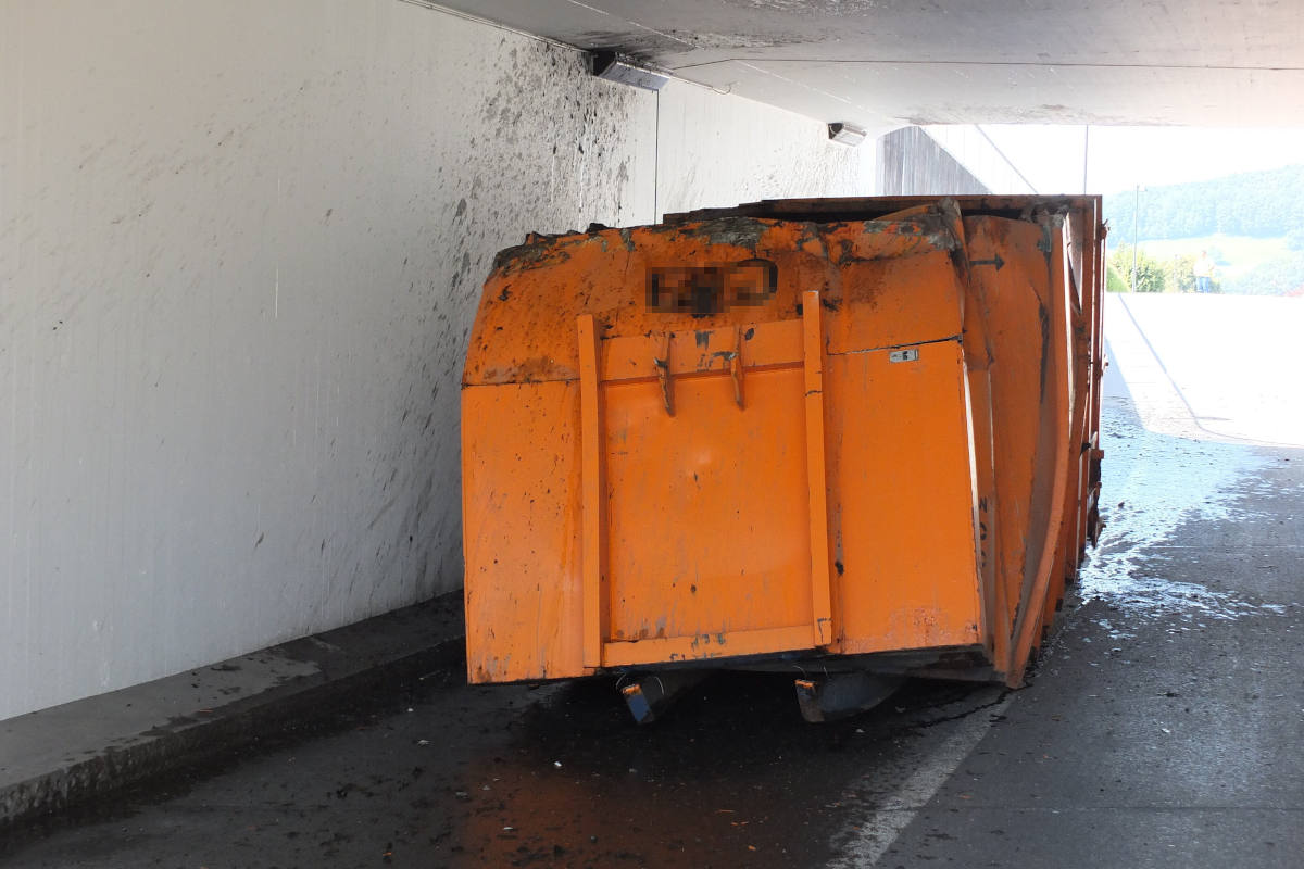 Oberriet SG – Mit Mulde in Unterführung stecken geblieben