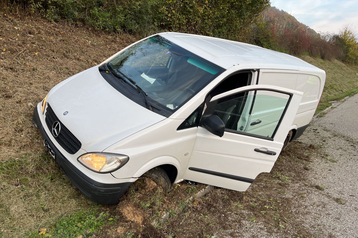 A3 Effingen AG –  Auf Autobahn mit Notrufsäule kollidiert