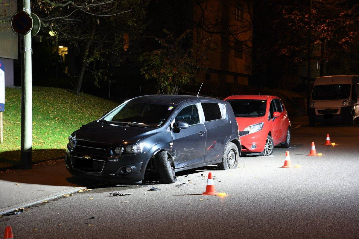 Bottmingen BL – Alkoholisierter Fahrzeuglenker kracht in parkierte Fahrzeuge
