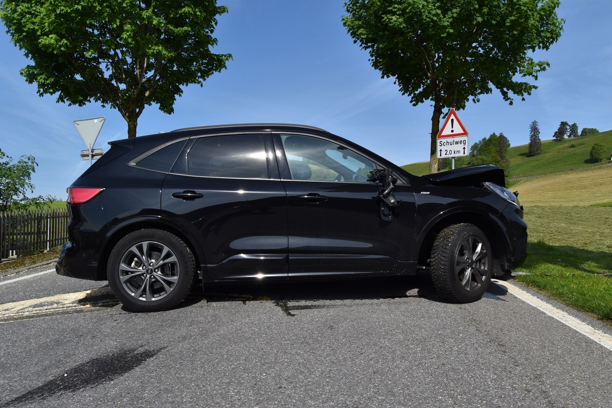 Unfall heute in Schwellbrunn AR - Frontal mit einem Baum kollidiert 