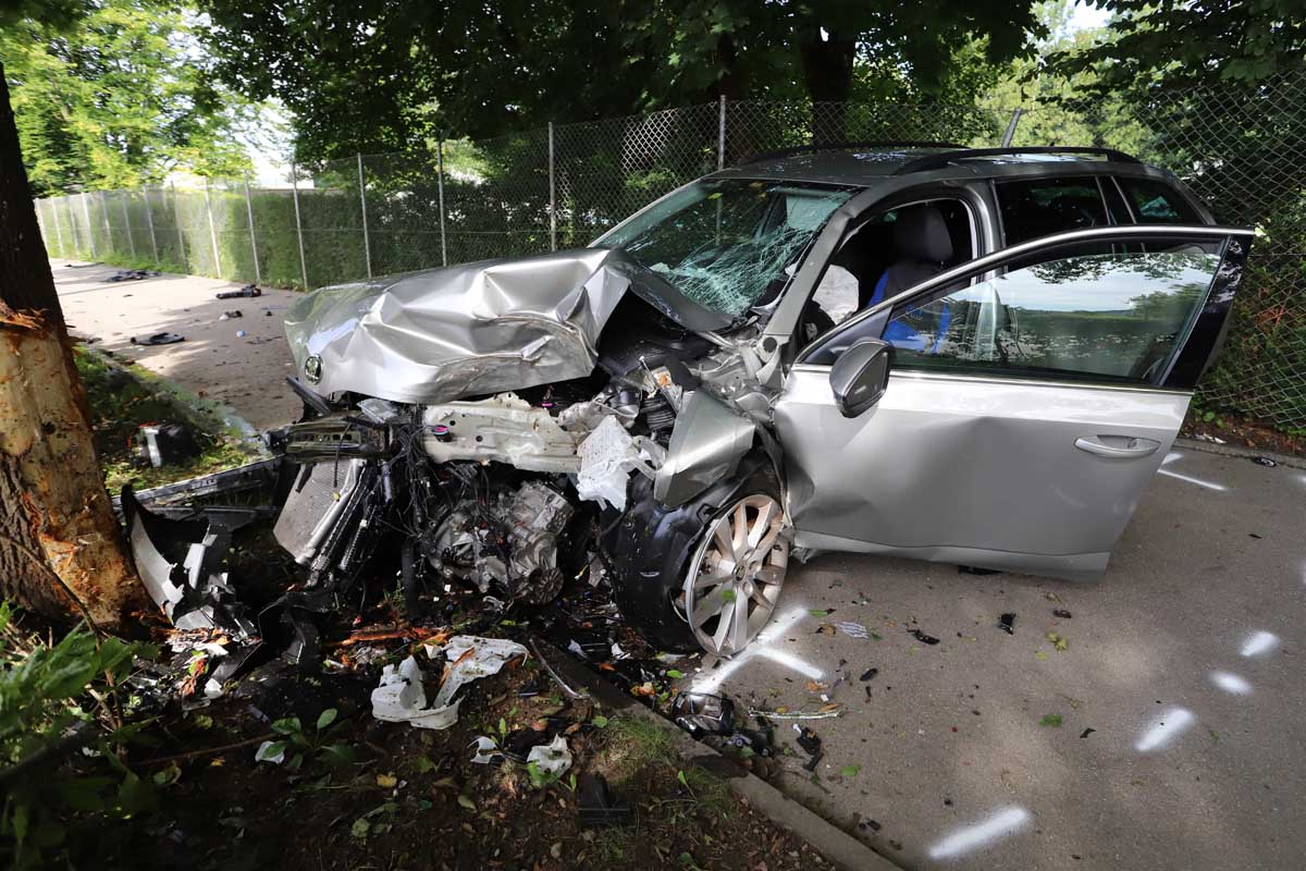 St. Gallen – 74-Jähriger kracht nach Schwächeanfall mit Baum