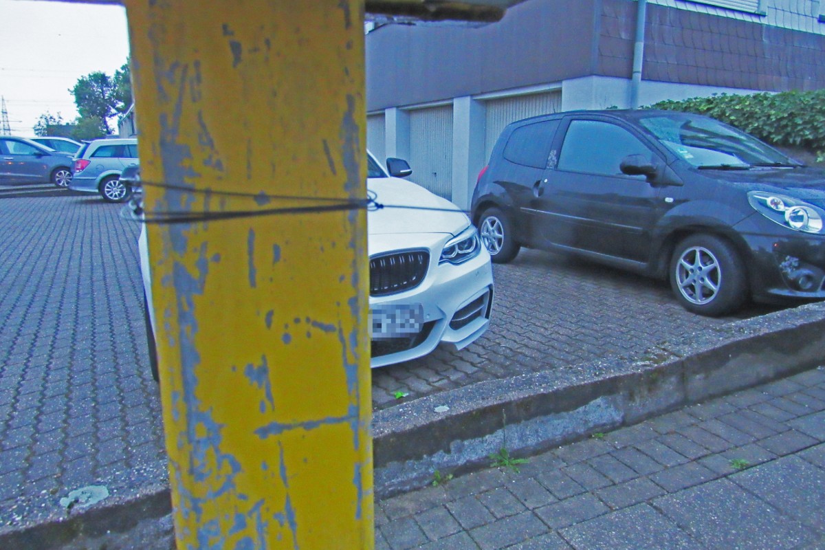 Dreiste Aktion in Mettmann - Unbekannte Täterschaft spannt fast unsichtbaren Draht über den Gehweg!